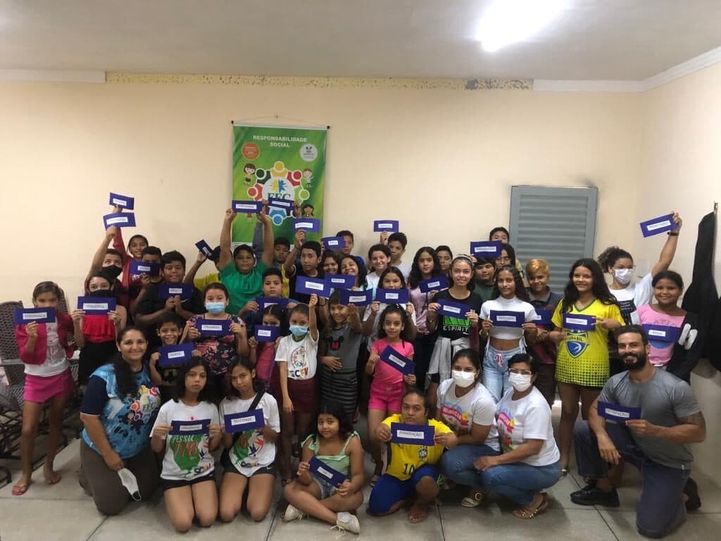 Crianças, adolescentes e educadores do 13º GEMBM reunidos em atividade do projeto FFC.