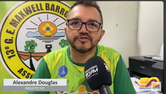 Alexandre Douglas, coordenador do projeto FFC, concede entrevista à imprensa local.