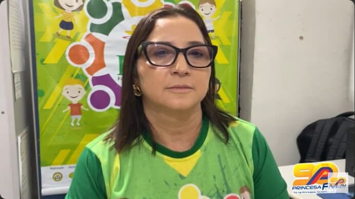 Representante do projeto FFC durante entrevista à imprensa local sobre as matrículas de 2025.