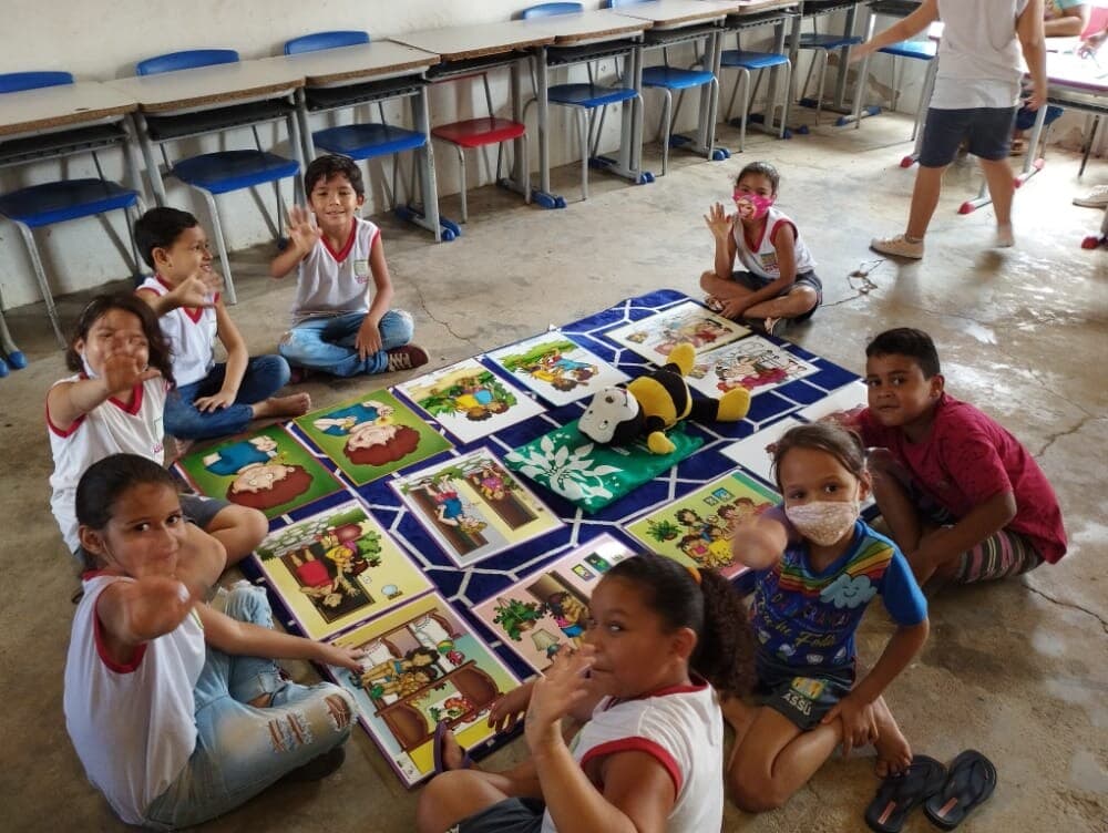 Crianças participam de atividade educativa em grupo durante ação do projeto FFC.