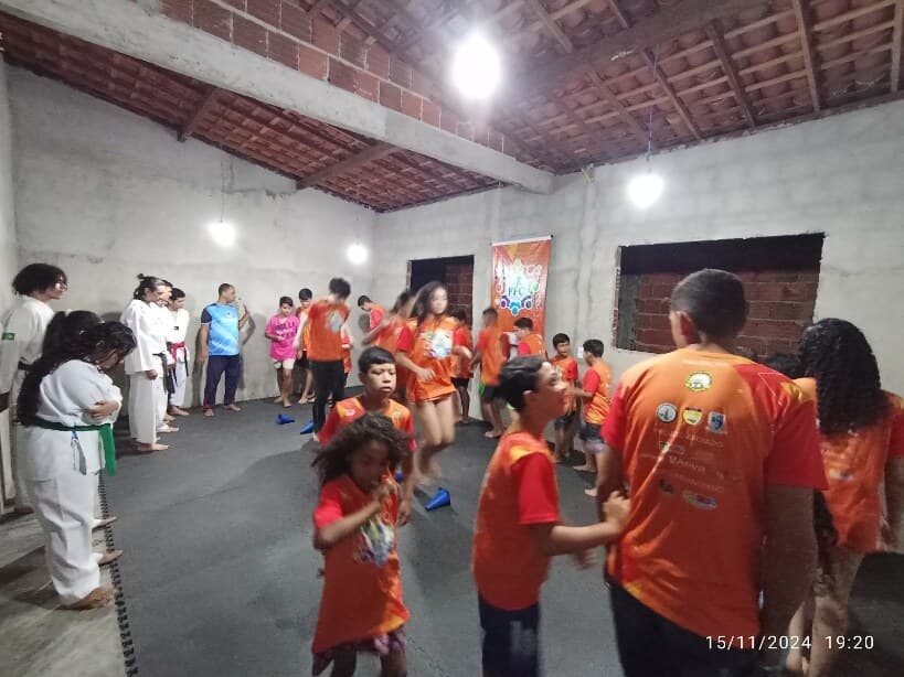 Crianças e famílias participam da abertura da oficina de taekwondo no núcleo do bairro São João.
