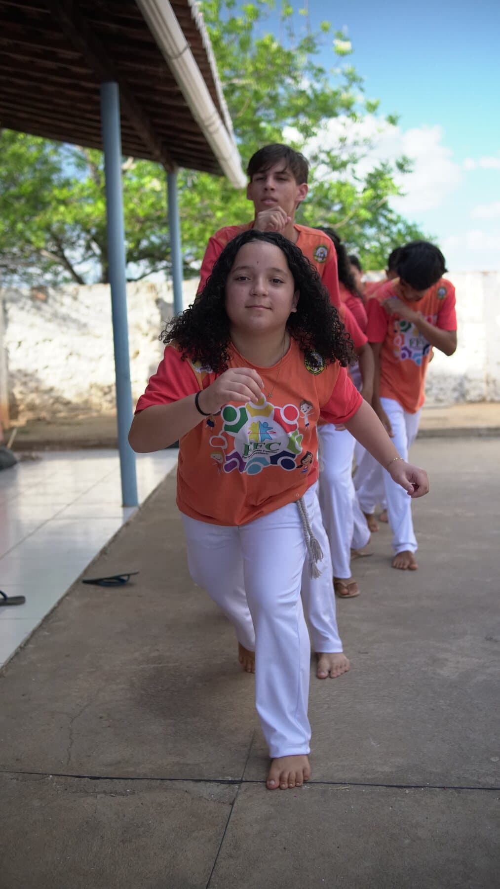 Crianças do FFC participam de uma vivência de capoeira ao ar livre.