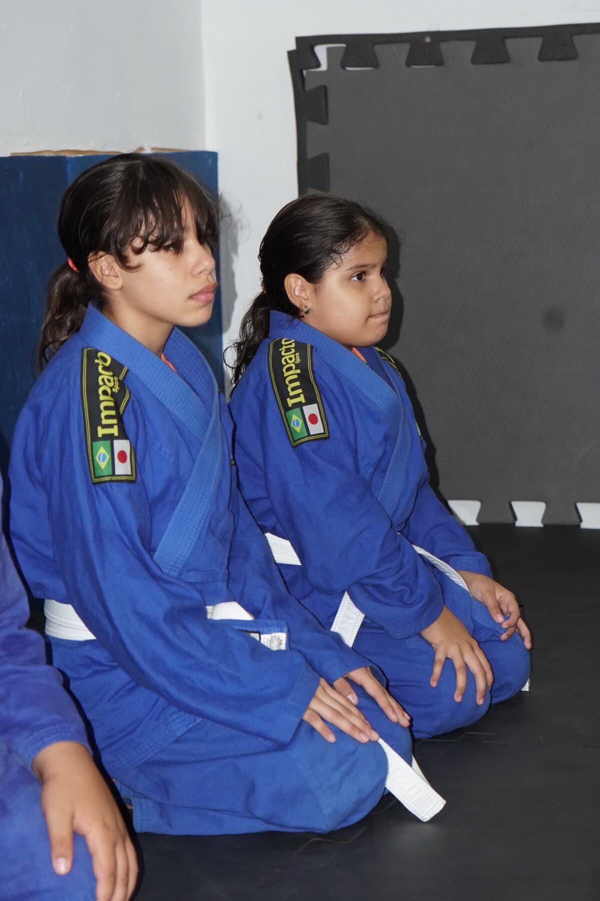 Grupo de crianças de quimono azul durante a oficina de judô do FFC.