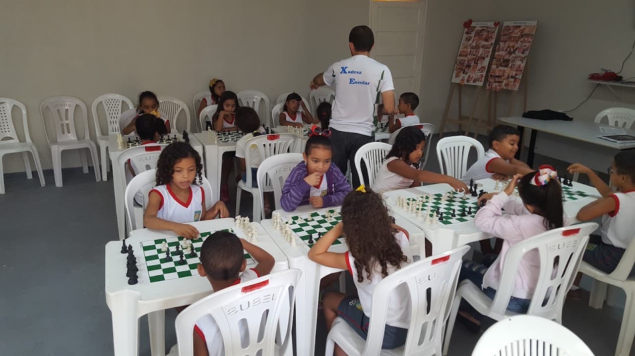 Crianças do FFC reunidas em mesas durante atividade em sala.