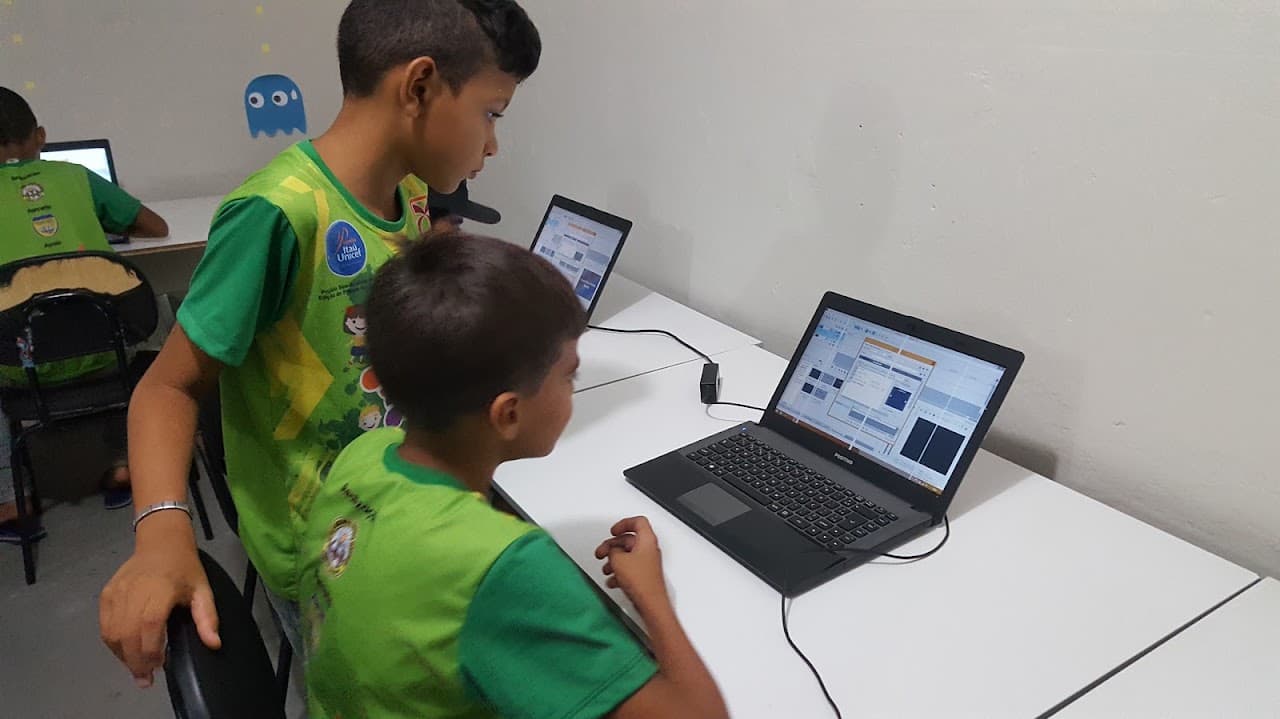 Crianças participam de uma oficina de cultura digital com computadores